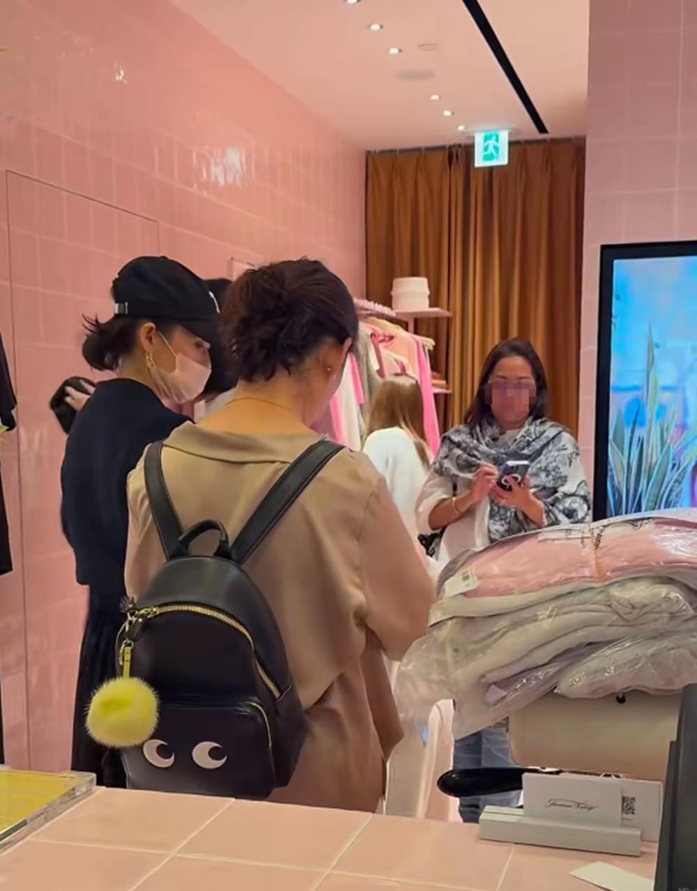 8月14日，有网友在香港偶遇章子怡带女儿醒醒逛街。章子怡一身黑色穿搭，身形瘦削高
