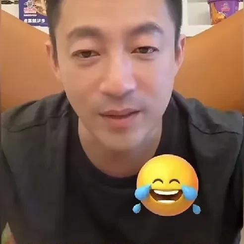 汪小菲还真是“双标”！
玥儿穿衣服喜欢宽松的，马筱梅说玥儿的裤子越穿越宽。汪小菲