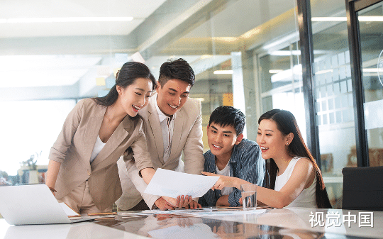 大学生万达停车被索要2000元天价费用，连警察都帮着说话，直到一个电话彻底逆转局面...