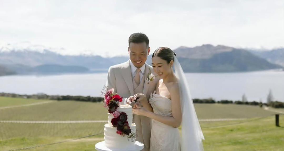 43岁TVB女星胡定欣和外科医生男友结婚，两人公开了一组婚纱照，特别的唯美浪漫！