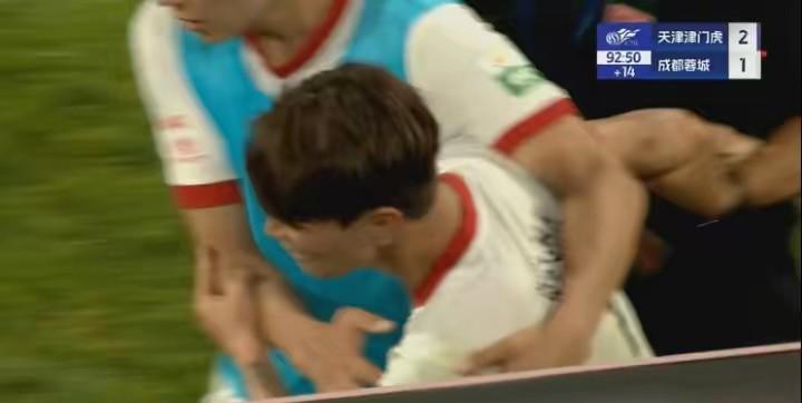 韦世豪不容易！
徐正源在赛后发布会上声援韦世豪，指出韦世豪作为中国国家足球队队员