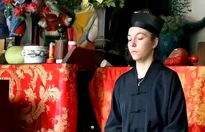 景秀道长，正宗法国人，原名马丁，2001年医学女博士辞掉高薪工作，甩掉男朋友，抛