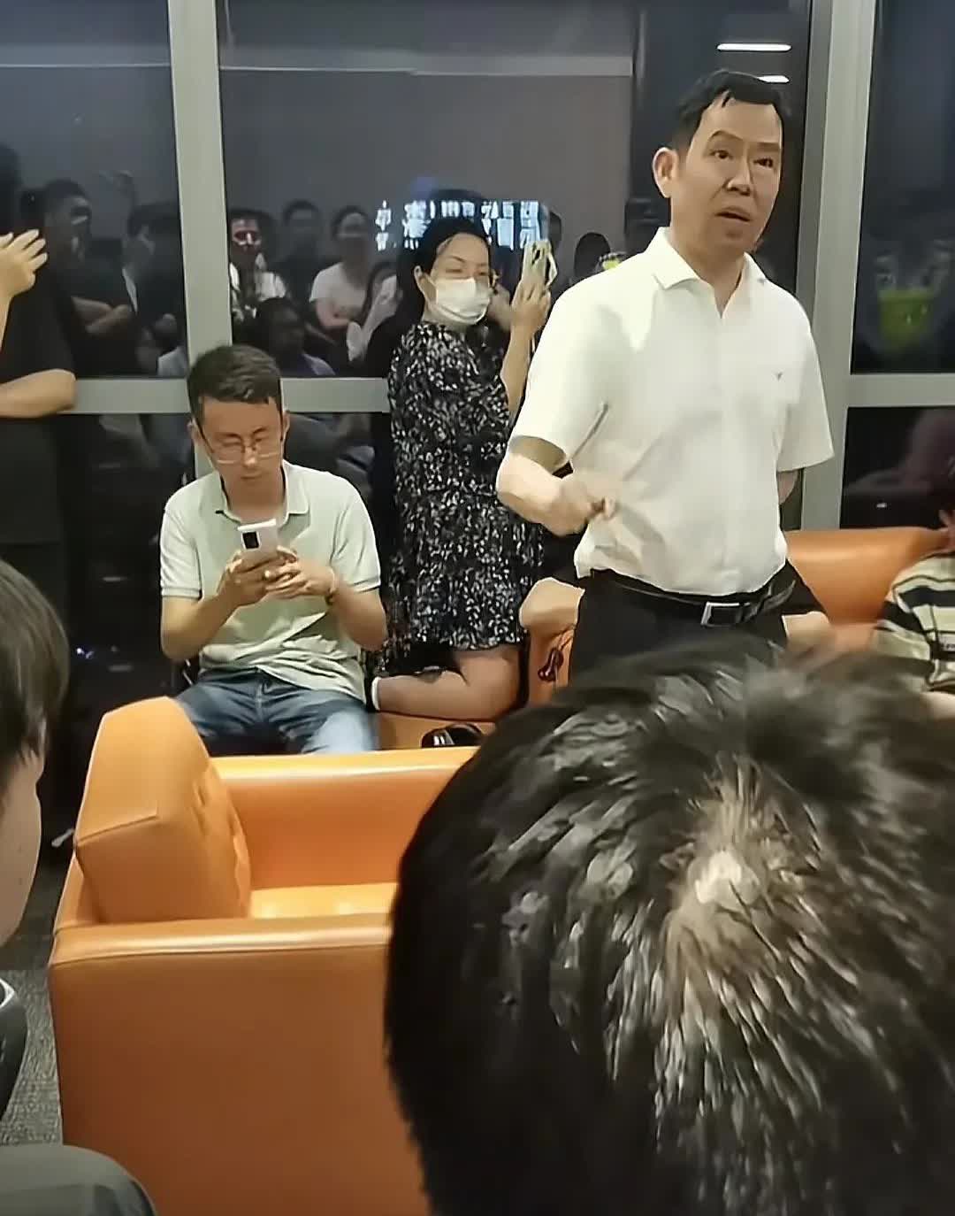 有网友爆料，哪吒汽车董事长兼CEO方运舟被讨薪员工堵办公室，结果自然没结果。
