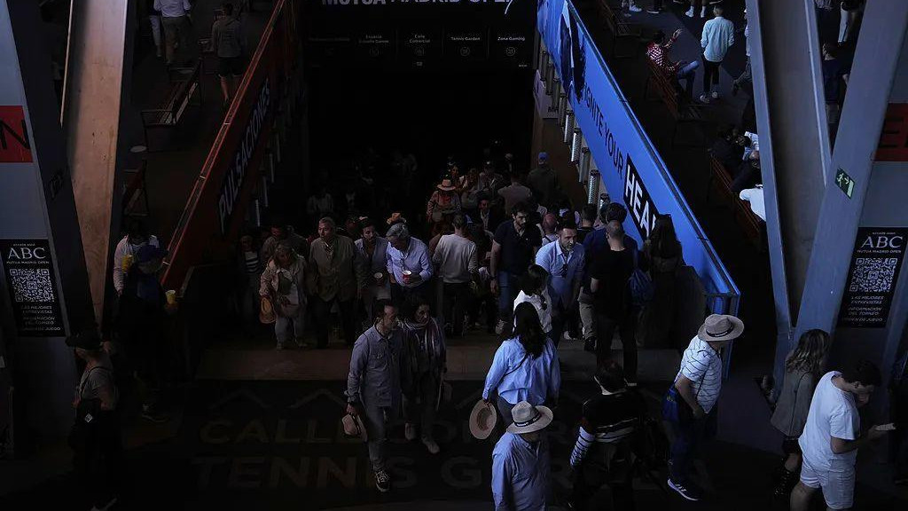 西班牙和葡萄牙遭遇大规模停电，交通、通信、医疗等一度瘫痪，民众疯抢物资，目前情况怎么样？为什么会停电