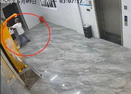 虽然女子凌晨在电梯厅被头盔男猥亵事件，涉事的男子已经被刑事拘留，但是我觉得拘留只