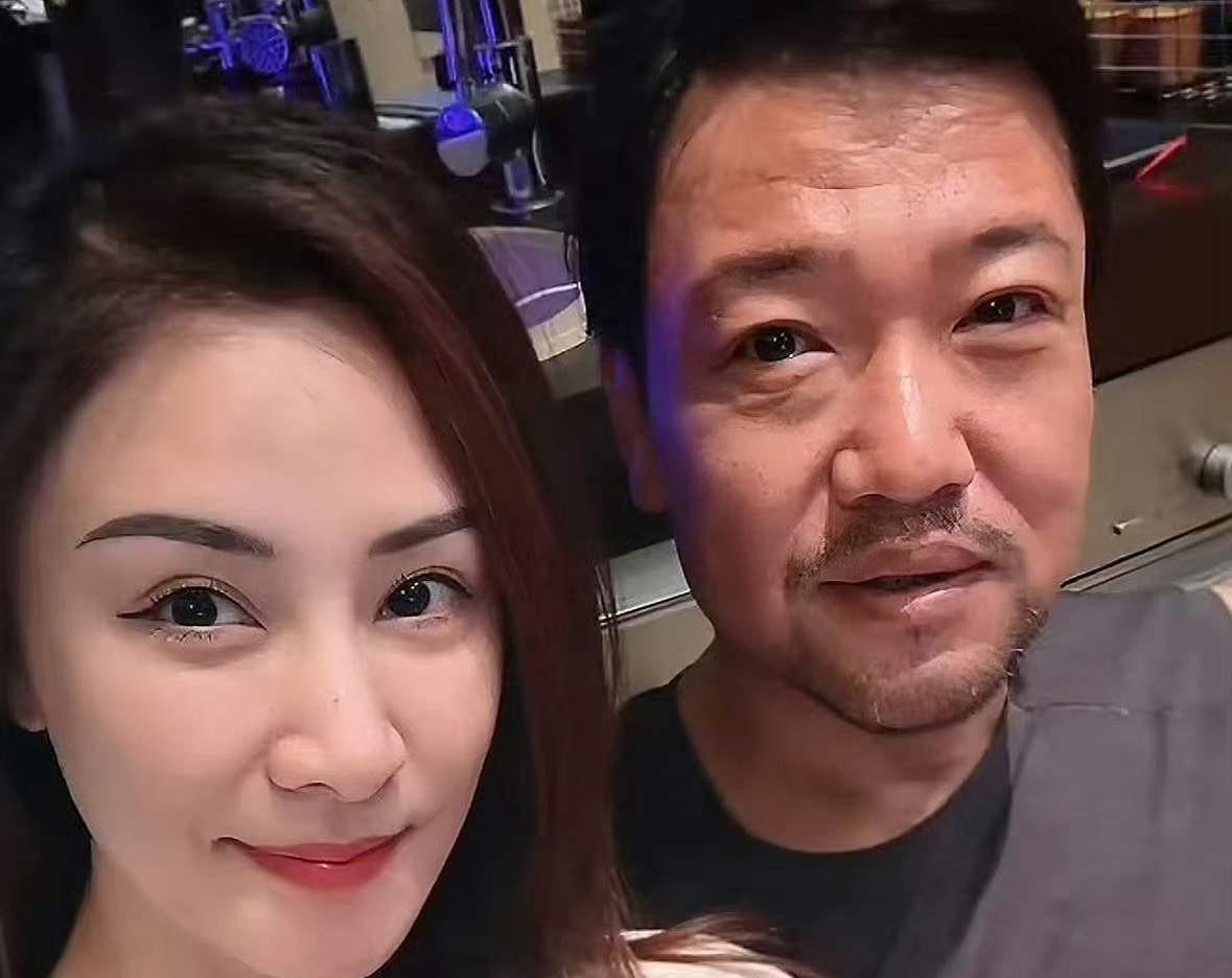 大家不要过分追捧贾冰和贾玲的减肥成果。
他们减肥不是为了个人健康，也不是为了跟风