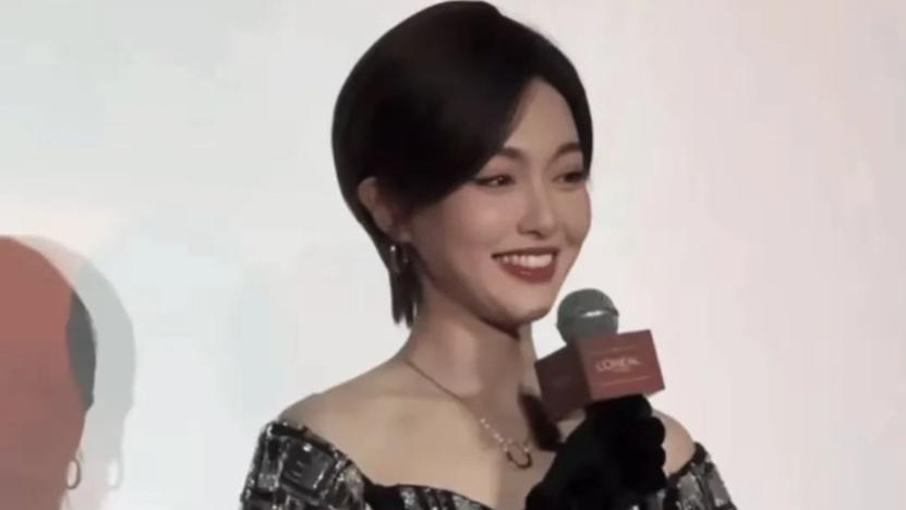 41岁唐嫣剪短发后像换了个人！穿格纹抹胸裙中性风又酷又飒，差点认不出！