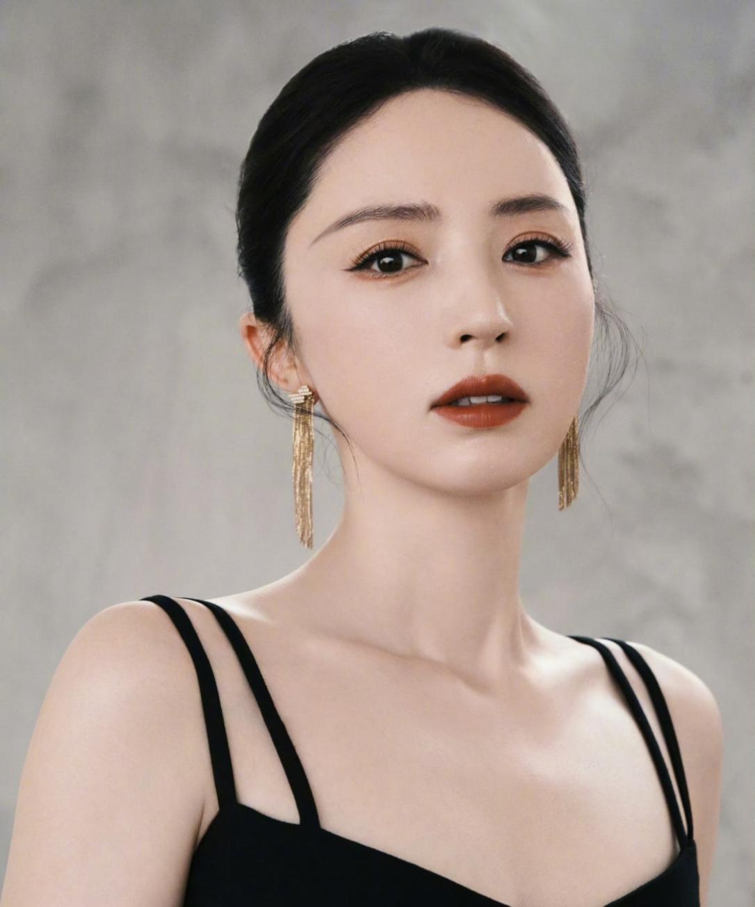 #董璇说我又要办婚礼了# #董璇给张维伊的亲戚都买了金子# 董璇在综艺中陪同丈夫