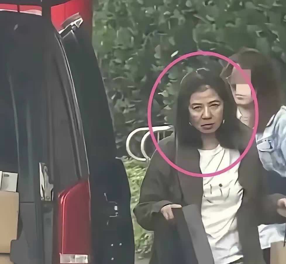 岁月真像是一把杀猪刀呀，看她怎么老成这样了，估计是没有化妆的原因。这样素颜走在大