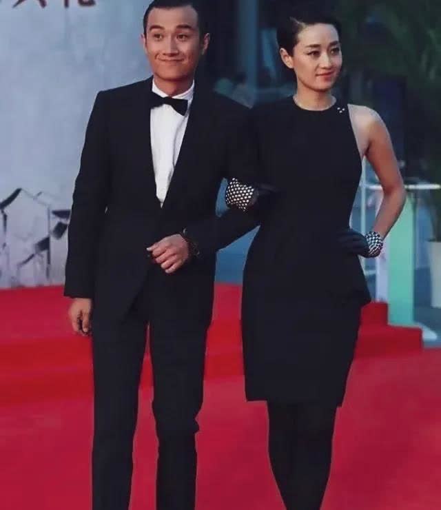 曾经的文章与马伊琍一起走红毯，俩人相亲相爱，大文章 8岁的马伊琍满脸幸福模样，文