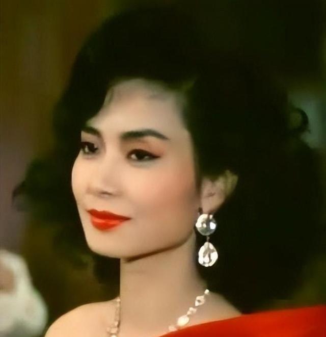 1982年，赌王何鸿燊对19岁的邝美云说：靓女，有没有兴趣做我的姨太太呀？话音刚