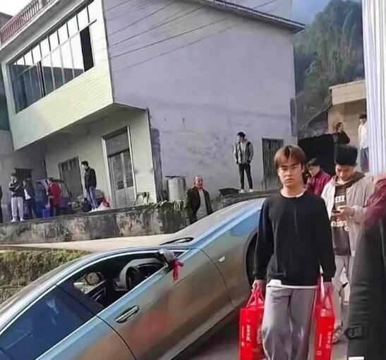 这哥们回趟家也是出尽了风头啊