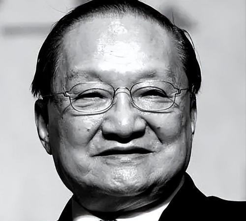 “老百姓生活困苦，连基本衣物都难以保证，却还要投入巨资研究原子弹”
这是金庸对大