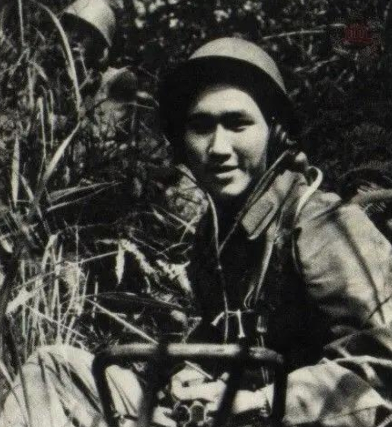 他叫莫金华，原广西边防部队工兵排战士。1981年5月5日，我军成功收复法卡山后，
