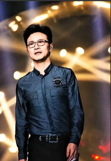 尽管汪峰不停的换女人
看起来很渣

汪峰被很多人骂很渣，但他其实在感情上还是比较