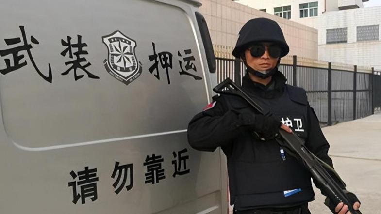 运钞员为啥不用手枪，不用步枪，偏偏选择军队很少用的霰弹枪？