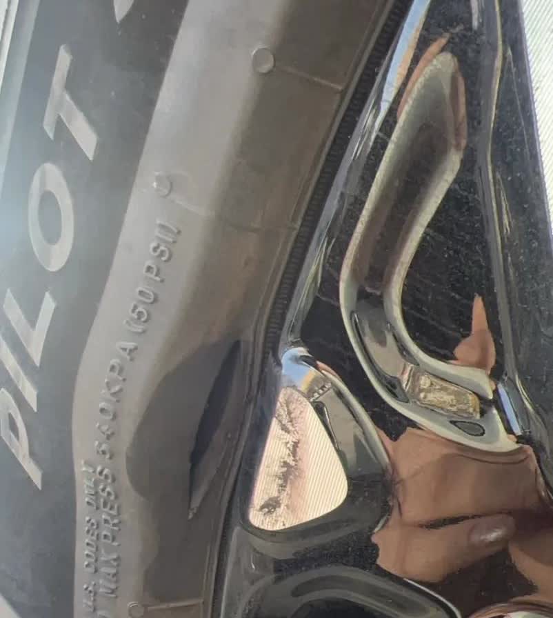 小米su7的米其林轮胎真的不耐造
爆胎了，好惨，车牌还没上，在自己不知情的状况