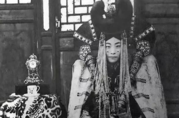 1938年，斯大林下令处决了外蒙古的末代皇后，在执行死刑前，皇后格嫩皮勒展现出与