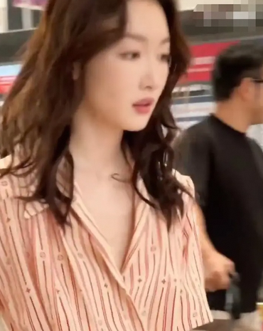 周冬雨机场美照：粉色裙子散发满满夏日感