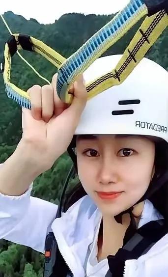 我翻着事故现场照片，那个摔得支离破碎的滑翔翼残骸在阳光下泛着冷光，突然想起女孩父
