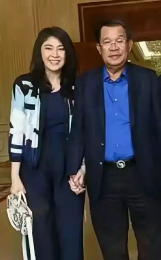 看看，洪森跟英拉十指紧扣，美死洪森了。奥巴马做不到的事情，洪森做到了。
其实这是