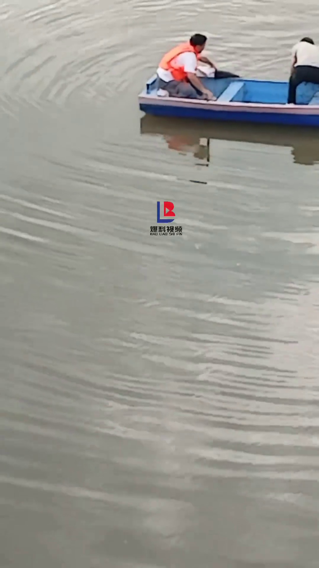 一男孩跳河被救后趴在船上不动，桥上围观者直呼：活不了了！