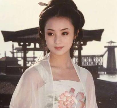 公元前473年，越王勾践终于灭亡吴国，范蠡请示道：“西施该如何处置？”对于西施的