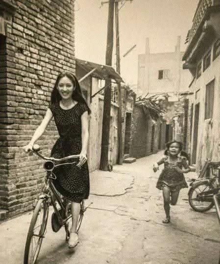 1980年，胡因梦拍摄电影间隙骑着自行车在巷道中悠闲的穿行！
    胡茵梦不愧