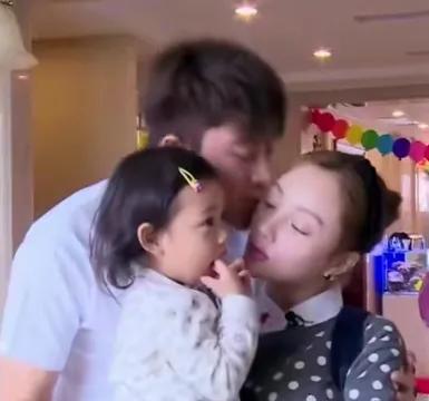 贾乃亮亲李小璐的时候，李小璐把头转向一边。
贾乃亮和李小璐有一次做节目时，他们一