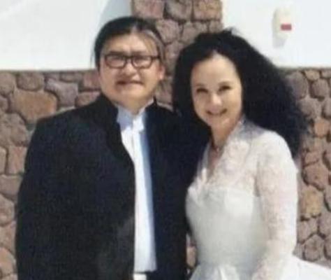 1987年，刘欢对主持人卢璐一见钟情，认识9天后就求婚成功,可是去民政局登记时，