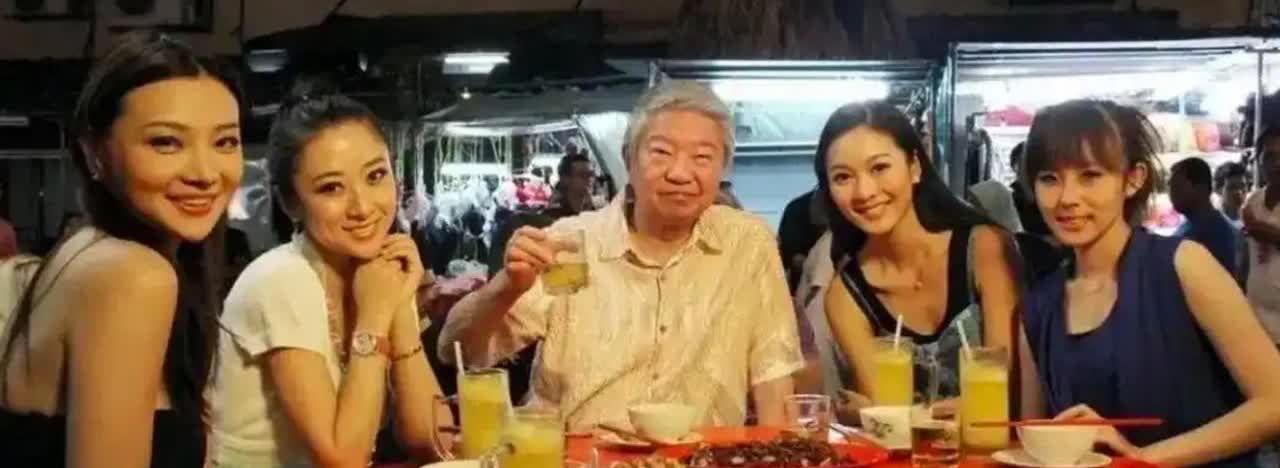 【为何全网都在悼念蔡澜却少指责？】
 
网上很多人在悼念蔡澜去世，他被誉为香