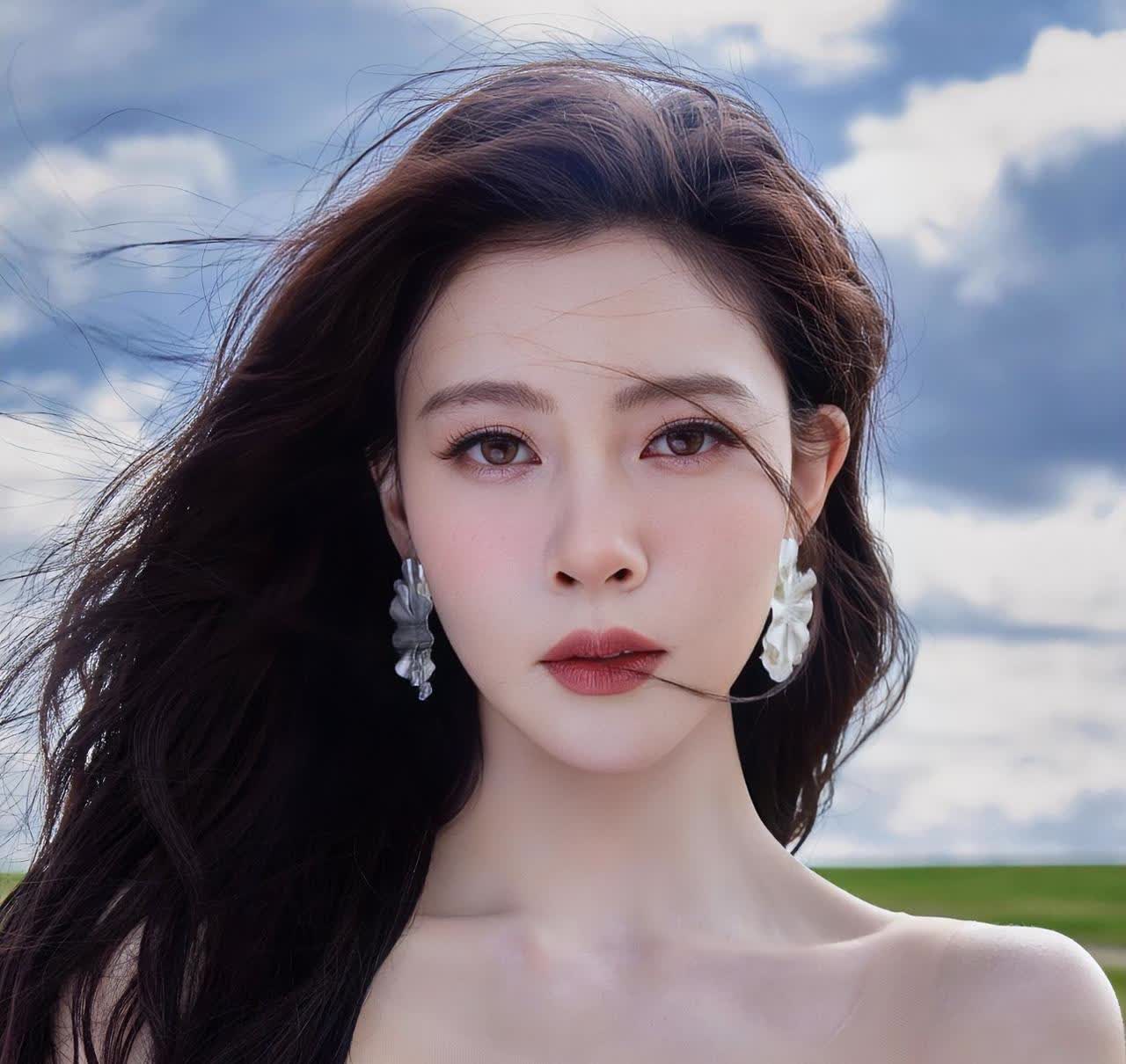 宋妍霏火不起来
其实是有原因的，

不是因为她唱跳的业务能力不行，而是因为