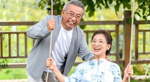 上海一62岁女子，发现丈夫和自己50岁的闺蜜搞在一起了，愤怒结束35年婚姻，离婚