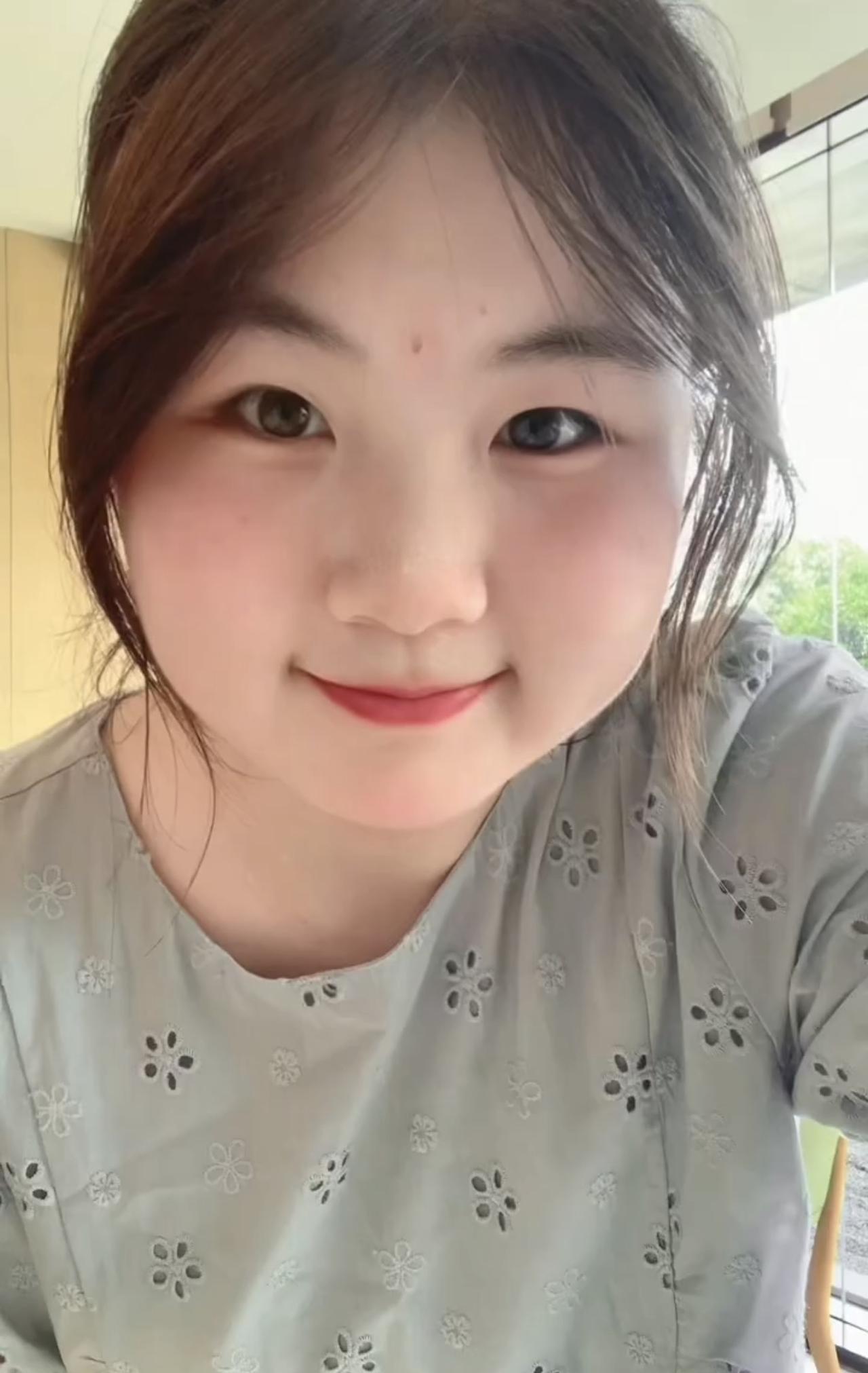 爱吃炸鸡的小女孩
午后的阳光慵懒地洒在小院里，5岁的甜甜眼巴巴地望着姥姥，嘴里嘟