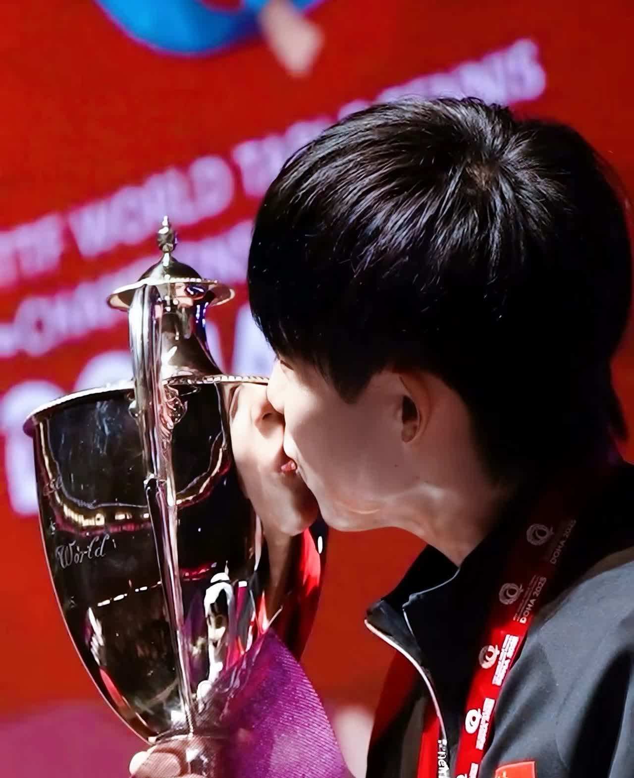 终于集齐头哥亲吻🏆各个角度！[耶]
为何大家那么喜欢头哥亲吻奖杯呢？
找到