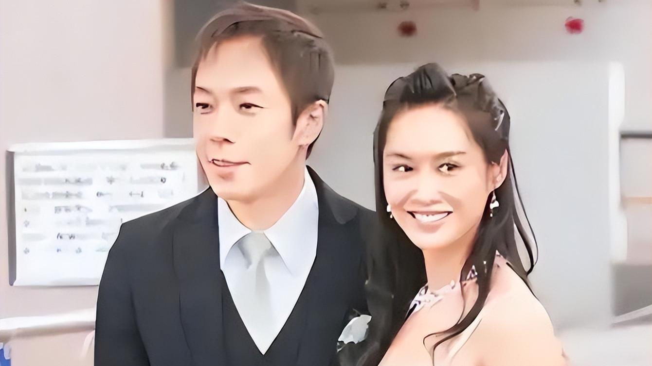 54岁朱茵老态初显，隐居深山残屋，开2万破车，直言嫁给他超幸福