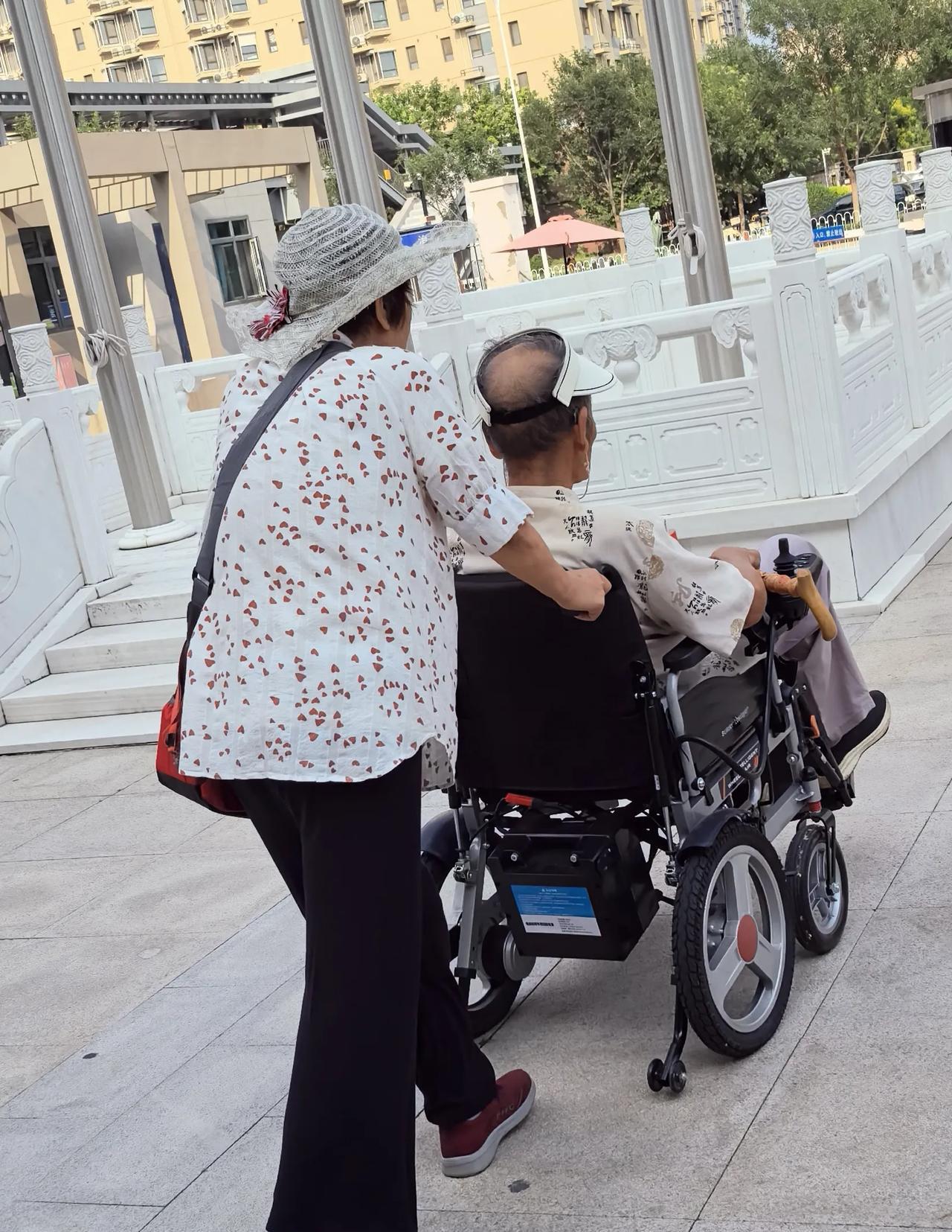 放心，就算你老了、病了、走不动了，你还有我呢！
       在某医院门口，偶遇