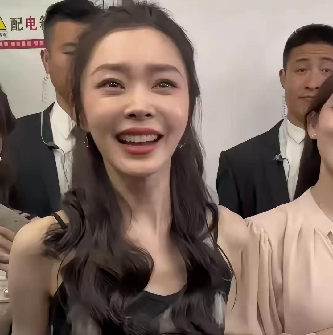 你们有没有看到
宋轶最明显的问题
不是她太瘦，也不是老了，而是她的五官不协调，嘴