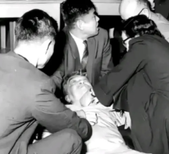 1962年，一代文豪胡适竟被人用一句话给“活活气死”！当时胡适正在一场酒会中致辞