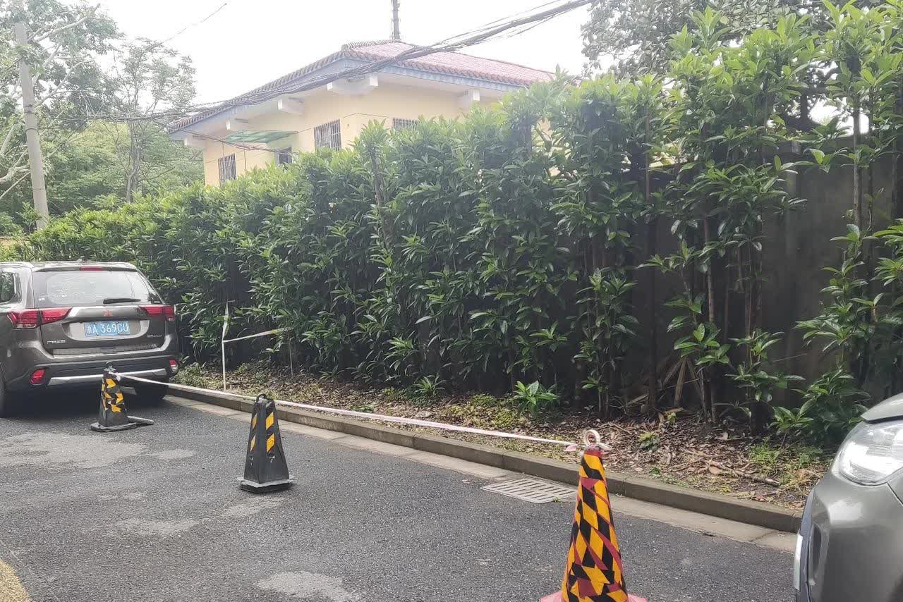 我们小区地面停车是没有固定车位的，哪里有空位就停哪里。
这位业主倒好，这样一拉