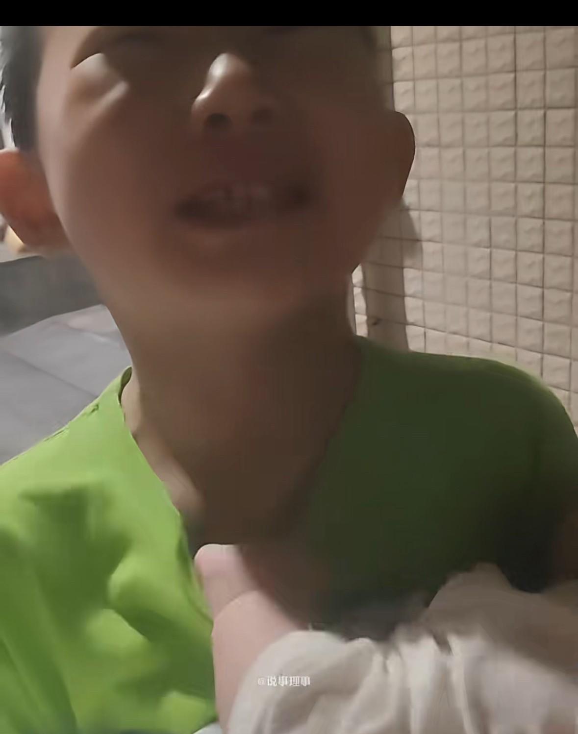 女子带着两个儿子，来丈夫打工的城市找丈夫，没想到，来到丈夫出租屋发现，丈夫跟另外