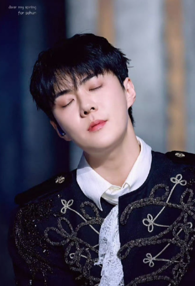 在签售会上，粉丝教吴世勋说“不知道～吴世勋的身材～很曼妙”，可爱互动超有趣!欧巴