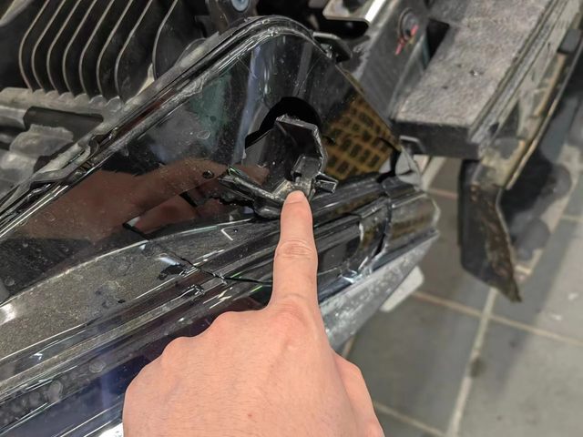 G6维修成本好高啊，一个车灯4100元
前天不小心追尾撞了别人。自己的前大灯碎了