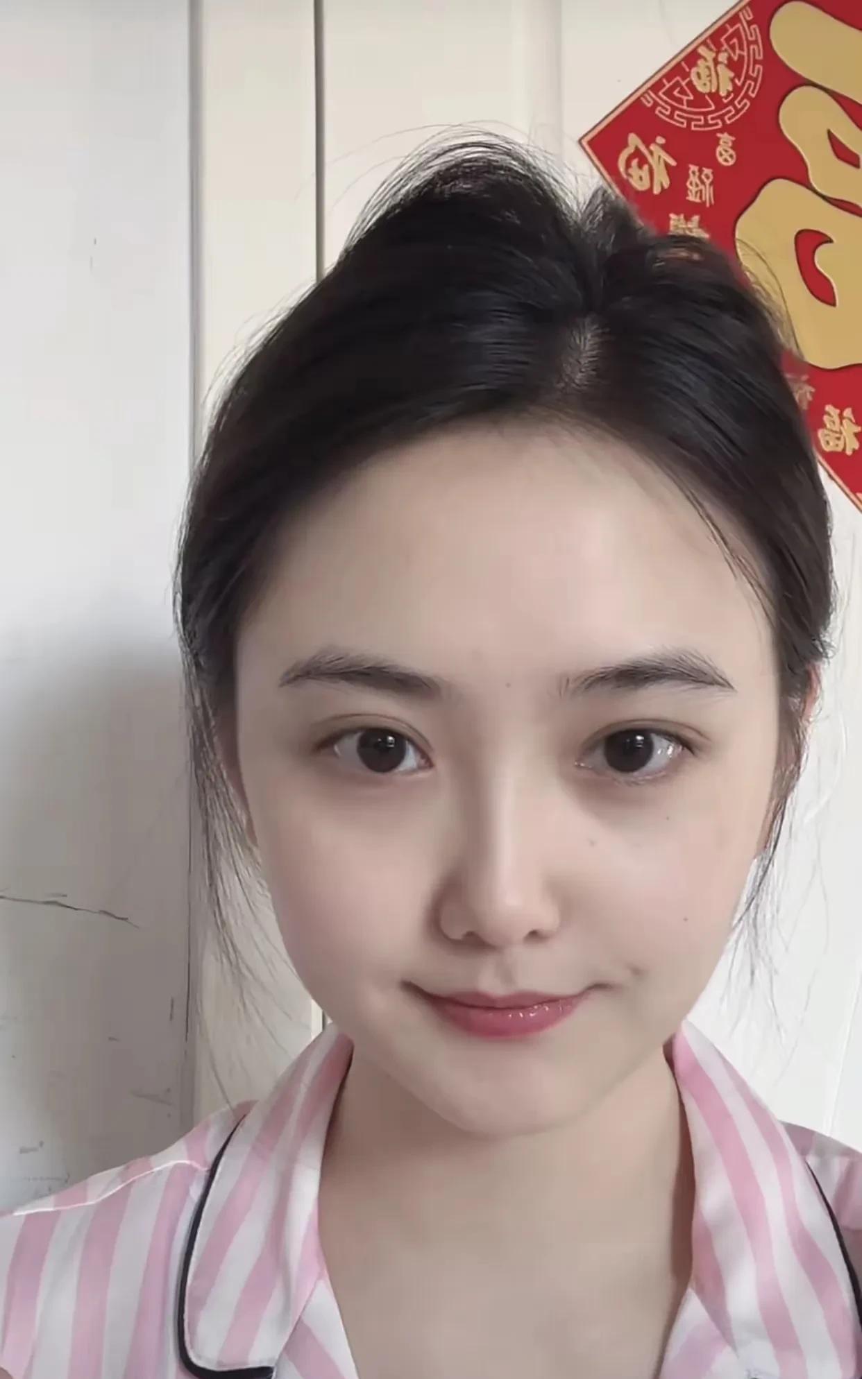就爱看爱笑的女生，一看到心情就跟着变好。毕竟微笑这东西，是会传染。本身不开美颜就