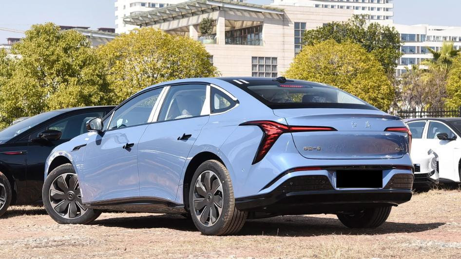 15.98万起，买红旗纯电中型车，全系400V+续航至高750km