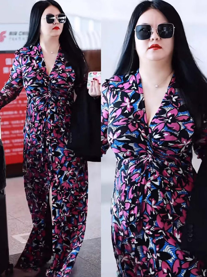 李湘穿着紫色碎花连衣裙出现在机场，原来是要去英国找王诗龄。这种碎花连衣裙，也就李