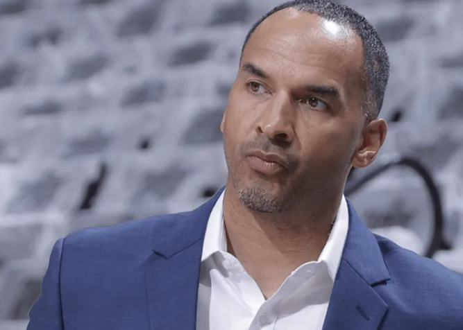 独行侠老板帕特里克-杜蒙将在今日球队会议上解雇球队总经理尼克-哈里森。
随后ES