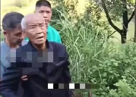6月18日，湖南常德一86岁的病重老人拄着拐，在2个儿子的搀扶下，没走几步就要休