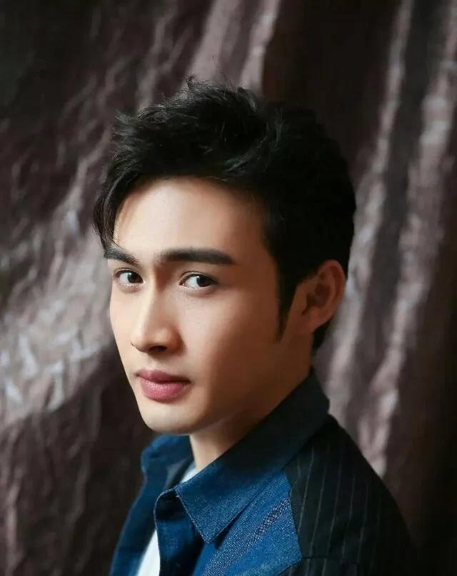 一次，张彬彬在拍戏时，听到导演要加一场吻戏，他的反应顿时让女演员眉开眼笑。
那天