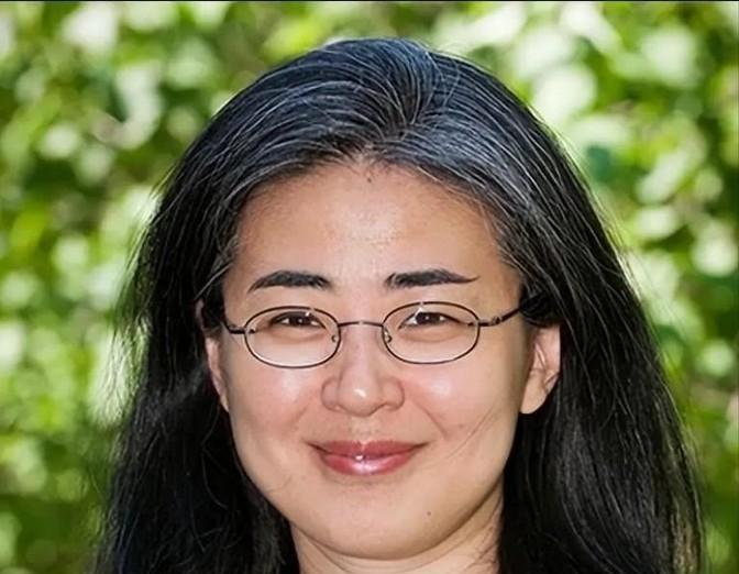 1999 年，28岁北大才女田晓菲嫁给自己的美国导师，父母气的咬牙切齿，但田晓菲
